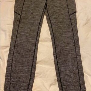 Ladies Lululemon active wear Pants / pockets